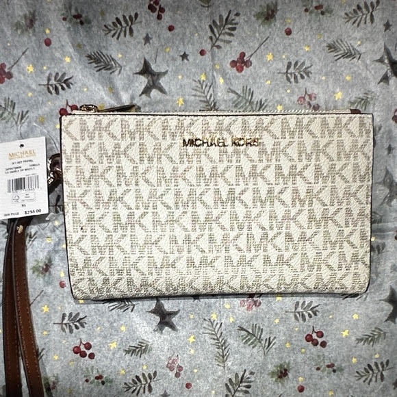 Michael Kors Handbags - Michael Kors Monogram cream large double zip jet set Travel Wristlet clutch 🆕